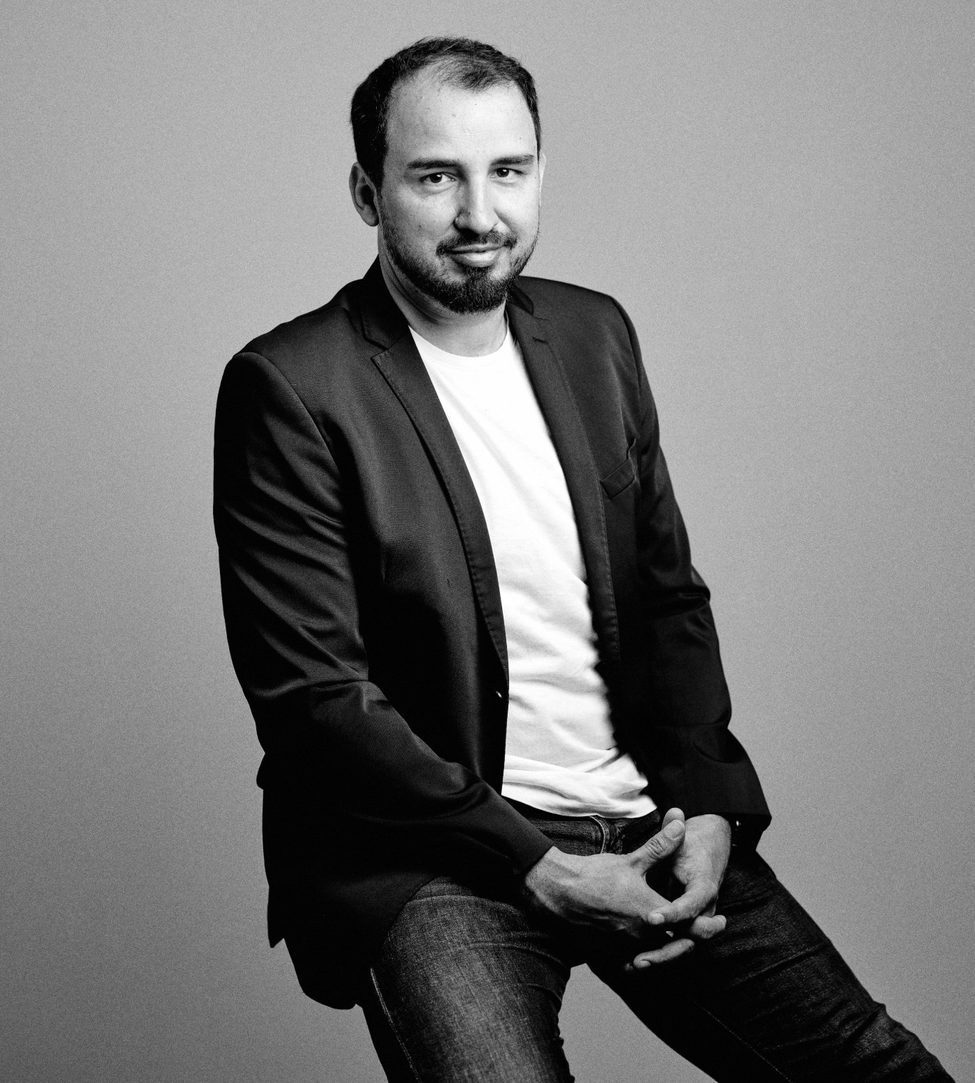 Peter Merc — črno-beli studijski portret