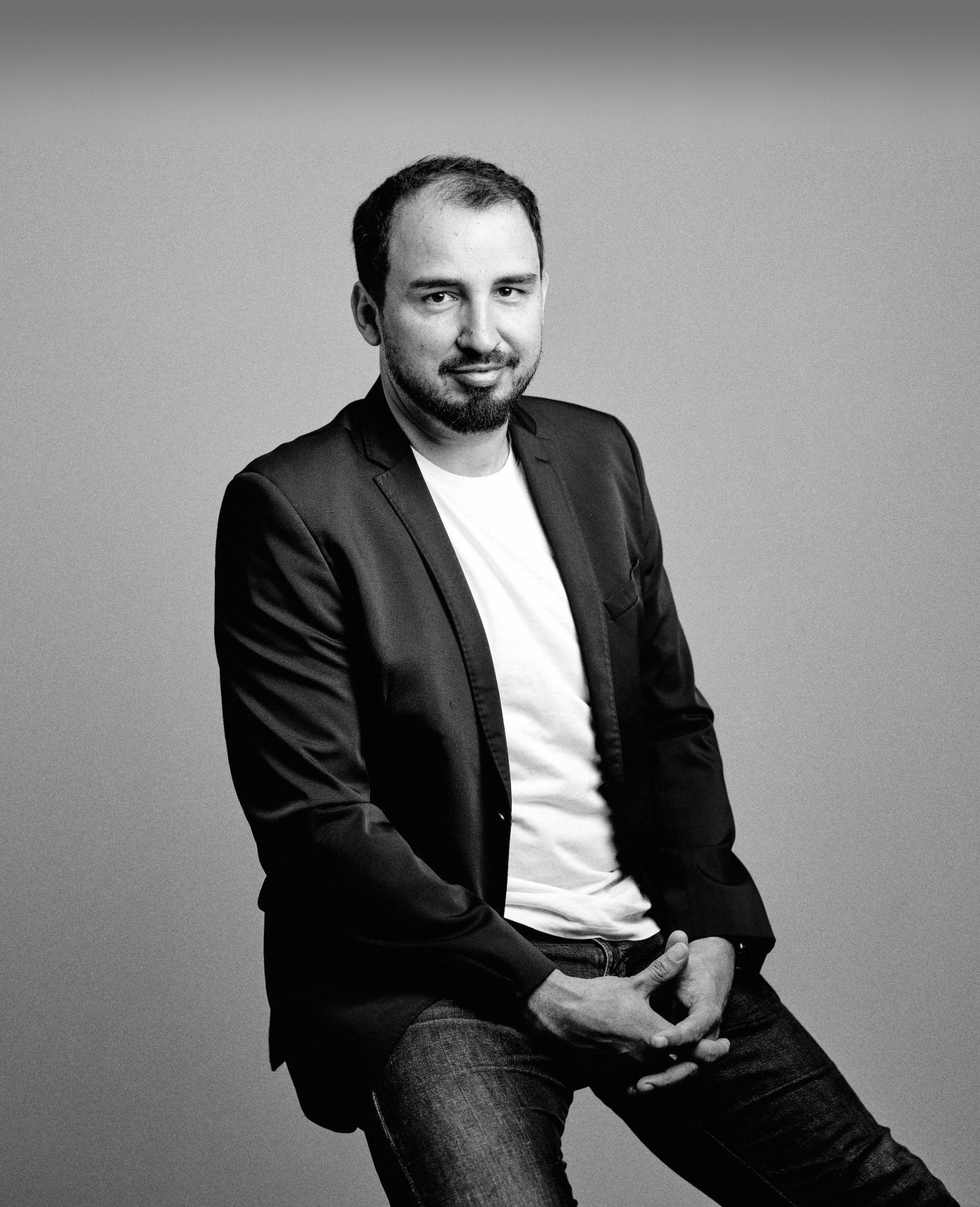 Peter Merc — črno-beli studijski portret